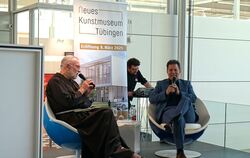 Bruder Paulus und Islamkritiker Hamed Al-Samed diskutierten unter höchsten Sicherheitsvorkehrungen.  FOTO: STRAUB