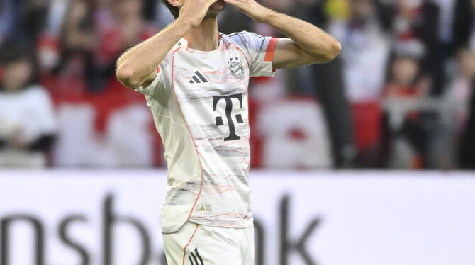 Noch einmal der Mittelpunkt der Arena: Thomas Müller. FOTO: WEBER/EIBNER Noch einmal der Mittelpunkt der Arena: Thomas Müller. FOTO: WEBER/EIBNER
