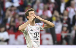 Noch einmal der Mittelpunkt der Arena: Thomas Müller. FOTO: WEBER/EIBNER