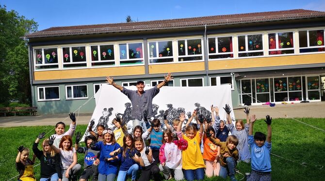 Kunstprojekt Schule Oferdingen 24 Oferdinger Drittklässler haben gemeinsam mit Künstler Dieter Mammel ein Kunstwerk gestaltet, das Teil der Ausstellung "Lifeli