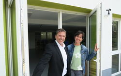 Früher war hinter Pliezhausens Bürgermeister Christof Dold und der Rektorin Sandra Zimmermann ein Lager für das Dorfmuseum. Heut