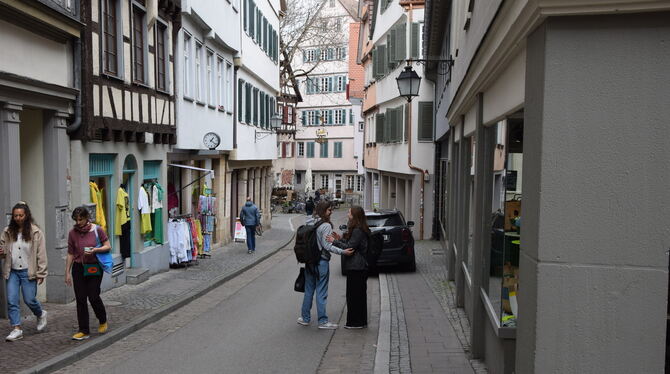 Hirschgasse Altstadt Die Hirschgasse ist bisher noch nicht Teil der Fußgängerzone, soll es aber werden. Die Gehwege bieten wenig Platz für Fußgänger