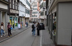 Die Hirschgasse ist bisher noch nicht Teil der Fußgängerzone, soll es aber werden. Die Gehwege bieten wenig Platz für Fußgänger 