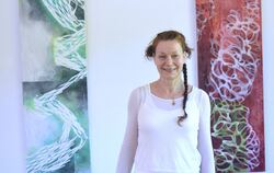 Birgit Krins-Gudat in ihrer Ausstellung in Dußlingen.