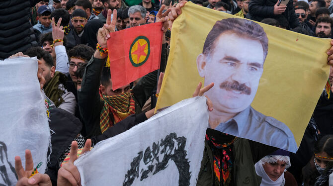Konflikte, Diplomatie, Parteien Junge Kurden halten ein Plakat des inhaftierten Anführers der militanten PKK, Abdullah Öcalan.