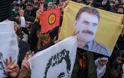 Junge Kurden halten ein Plakat des inhaftierten Anführers der militanten PKK, Abdullah Öcalan. 