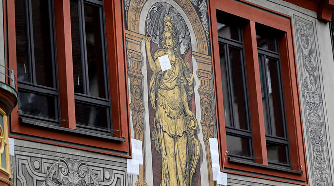 Rathaus, Fassade, Wandbemalung Die Risse in der Tübinger Rathausfassade wurden provisorisch gesichert. Nun sollen die Schäden behoben werden.