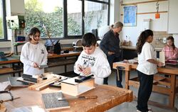Mädchen und Jungs werkeln gemeinsam an der Lichtensteiner Grundschule. Das und weitere Angebote macht ein Programm für mehr Bild