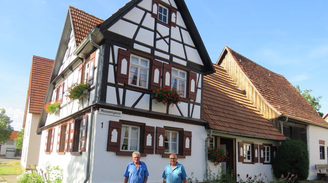 Vor dem Dorfmuseum: Melchingens Ortsvorsteher Horst Lamparth und der ehemalige Museumsführer Robert Emele. FOTO: BARTH Vor dem Dorfmuseum: Melchingens Ortsvorsteher Horst Lamparth und der ehemalige Museumsführer Robert Emele. FOTO: BARTH