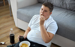 Spaßig, aber ungesund: Fernsehen, Fast Food und Softdrinks mit Süßstoff.