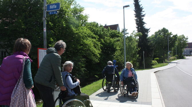 Barrierefreiheit Ofterdingen Wie barrierefrei ist Ofterdingen? Das testeten am Mittwoch unter anderem Kreisbehindertenbeauftragte Silvia Pflumm (ganz rechts)