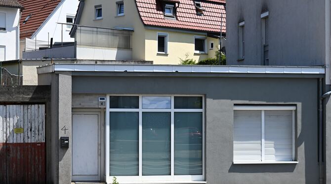 Massagesalon, Razzia, Eningen, Bundepolizei, Prostitution Der Massagesalon am Schützenhausplatz in Eningen ist geschlossen. Die Werbung an der Fassade wurde schon abgehängt.
