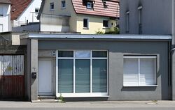 Der Massagesalon am Schützenhausplatz in Eningen ist geschlossen. Die Werbung an der Fassade wurde schon abgehängt.