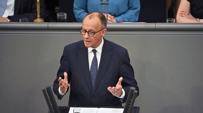 brb, lbn, Gestik, Bundestag Bundeskanzler Friedrich Merz (CDU) spricht bei seiner Regierungserklärung im Plenum des Bundestags.