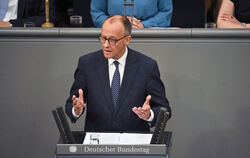 Bundeskanzler Friedrich Merz (CDU) spricht bei seiner Regierungserklärung im Plenum des Bundestags. 