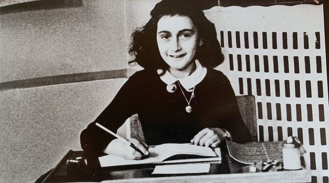 Anne Frank (1929–1945) auf einem Foto von 1941. Sie klemmte ihr Schreibgerät in der für sie typischen Haltung zwischen Zeige- un