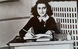 Anne Frank (1929–1945) auf einem Foto von 1941. Sie klemmte ihr Schreibgerät in der für sie typischen Haltung zwischen Zeige- un