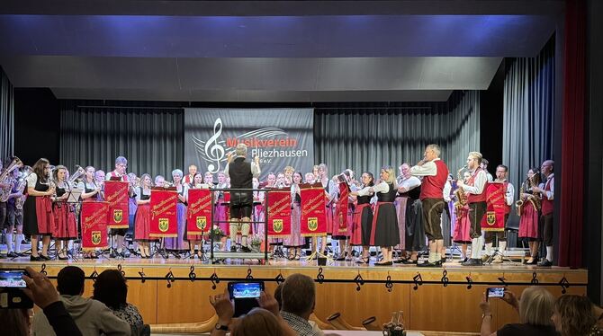 Die Marktkapelle Grassau brachte gemeinsam mit dem Musikverein Pliezhausen die Bühne zum Beben.  FOTO: VEREIN