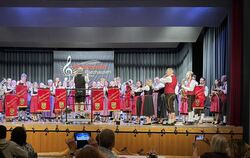 Die Marktkapelle Grassau brachte gemeinsam mit dem Musikverein Pliezhausen die Bühne zum Beben.  FOTO: VEREIN