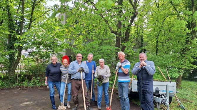 Mitglieder des Gemeinderats haben sich kurzerhand zusammengetan und das Open-Air-Schachbrett gereinigt.  FOTO: PRIVAT