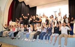 Beste Stimmung nach drei intensiven Stunden: Die Teilnnehmenden an der Schulkonferenz, bei der Verterter aller vier Schulen mit 