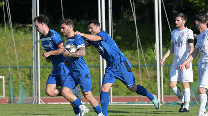 Nach dem 3:2-Sieg in Gomaringen haben die TuS Metzingen um Jack Rein (links), Efstratios Tzakis (mitte) und Telmo Teixeira Rebel