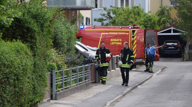 Gefahrstoffeinsatz Die Feuerwehr Tübingen rückte mit einem Gefahrstoffzug in die Moltkestraße aus.