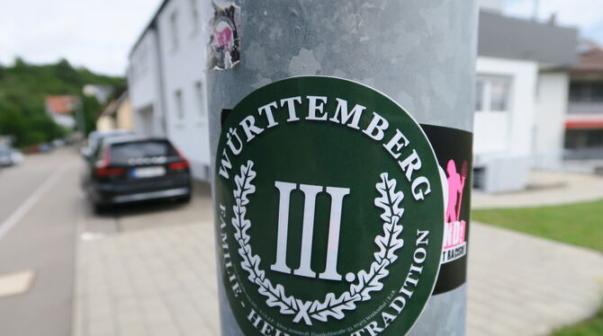 An einem Straßenlaternenmast in Pliezhausen klebte im Sommer 2023 ein Aufkleber des Dritten Wegs, den das Landesamt für Verfassu