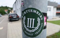 An einem Straßenlaternenmast in Pliezhausen klebte im Sommer 2023 ein Aufkleber des Dritten Wegs, den das Landesamt für Verfassu