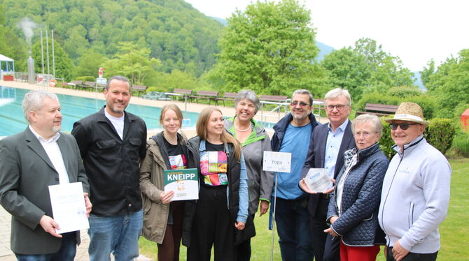 Bad Urach Freibad Premiumsiegel Kneipp Vertreter der Stadt, des Kneippbunds aus Bad Wörishofen, des Kneipp-Landesverbands und des Bad Uracher Kneippvereins bei der Übe
