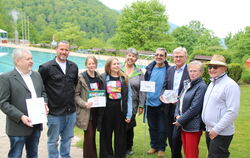 Vertreter der Stadt, des Kneippbunds aus Bad Wörishofen, des Kneipp-Landesverbands und des Bad Uracher Kneippvereins bei der Übe