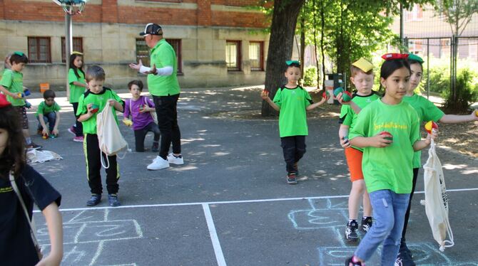 Kinder in Bewegung Jos-Weiß-Schule Die Kinder der Jos-Weiß-Schule probierten die Geräte im neuen Rucksack gleich aus. Konzentriert balancierten sie das kleine Kiss