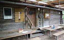 Die Jagdhütte, in der die Kids des Waldwichtel-Kindergartens bei Kälte Schutz finden können, stand schon, bevor der Kindergarten