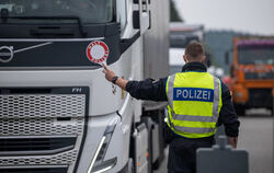 Bundespolizisten kontrollieren in Trier Deutschlands Grenze zu Luxemburg.