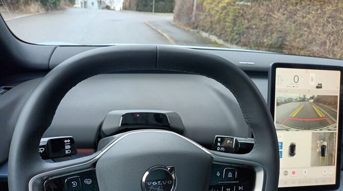 Ohne Head-up-Display keine Infos in Front, nur rechts am Tablet.