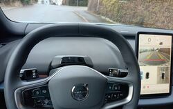 Ohne Head-up-Display keine Infos in Front, nur rechts am Tablet.