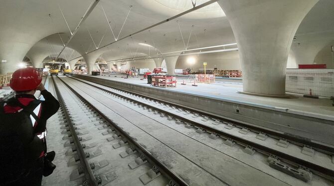 GEA-Fotograf Frank Pieth auf Motivsuche im neuen Stuttgarter Bahnhof