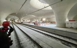 GEA-Fotograf Frank Pieth auf Motivsuche im neuen Stuttgarter Bahnhof