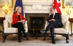 Ursula von der Leyen (l.) und Keir Starmer