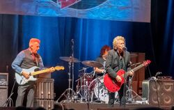 Routiniers mit Jahrzehnten Rockerfahrung: Gitarrist Mick Rogers (links) und Sänger Robert Hart mit Manfred Mann's Earth Band in 