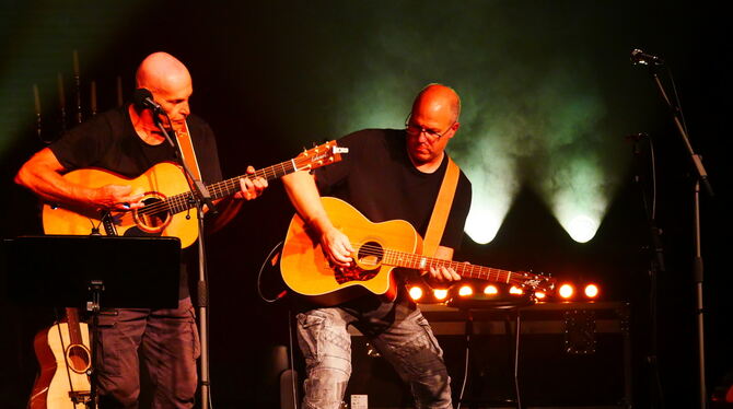 Grobschnitt Akustik Sudhaus Krautrock Wenn der Vater mit dem Sohne: Willi Wildschwein und Nuki beim Auftritt mit Grobschnitt im Sudhaus.