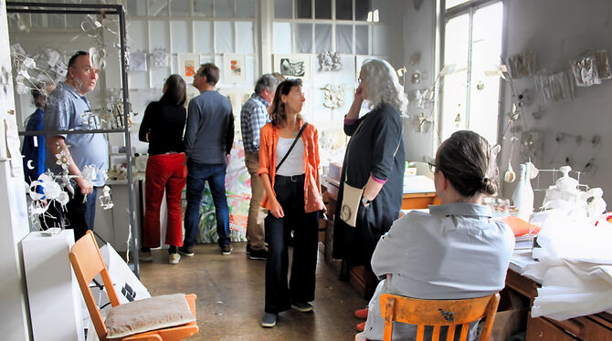 Atelier Barbara Wünsche-Kehle Im Raum von Barbara Wünsche-Kehle (Zweite von rechts) war auch die Künstlerin Susanne Immer (Mitte) unter den Gästen.