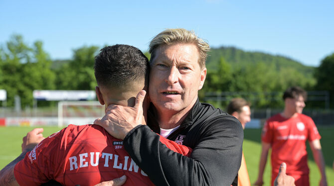 Baden-Wuerttemberg, Fussball, Maenner, OL, Oberliga, Saison 2024/25, wfv SSV-Trainer Alexander Strehmel bedankt sich bei Torjäger Konstantinos Markopoulos.