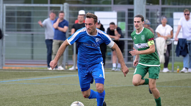BL, Bezirk Alb, Bezirksliga, Fussball, Maenner, Saison 2024/25, Wuerttemberg, wfv Einen Schritt zu spät: Der Eninger Philipp Dennenmoser (rechts) verfolgt Dettingens Dominic Hirsch.