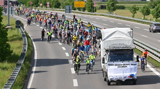 Raddemo Mit dem Rad auf der Bundesstraße nach Ofterdingen.