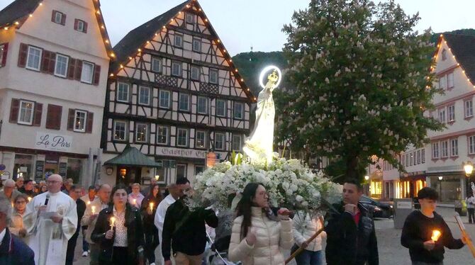 Die Fatima-Prozession zieht über den Bad Uracher Marktplatz. FOTO: SANDER Die Fatima-Prozession zieht über den Bad Uracher Marktplatz. FOTO: SANDER