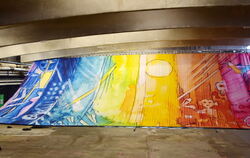 Der monumentale Bühnenvorhang Andreas Felgers größtes Kunstwerk passt mit seinen 20 x 12 Metern kaum in die Bogenhalle