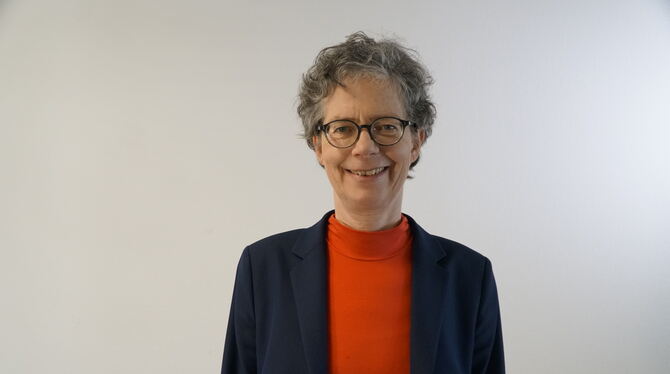 Die Professoren Sabine Löbbe und Frank Truckenmüller geben Einblick ins Reutlinger Energiezentrum (REZ), das es seit zehn Jahren