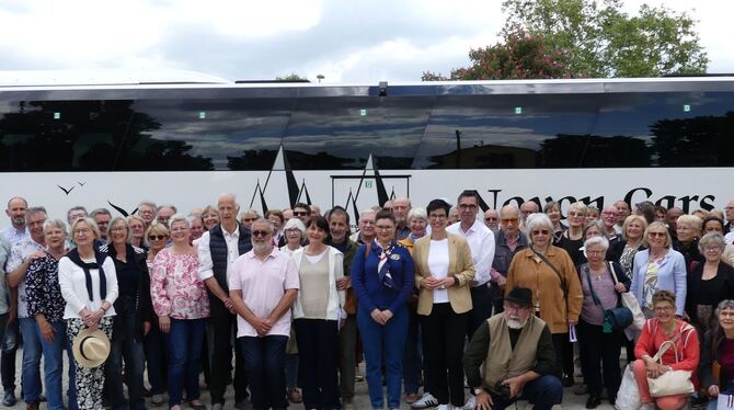 Abschied vor dem Bus: Das Städtepartnerschaftstreffen geht zu Ende. FOTO: SANDER Abschied vor dem Bus: Das Städtepartnerschaftstreffen geht zu Ende. FOTO: SANDER