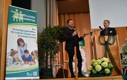 David Reger (links), Geschäftsführer von NEURA Robotics Metzingen, im Gespräch mit Dr. Paul-Gerhard Roller, Vorsitzender der Eva